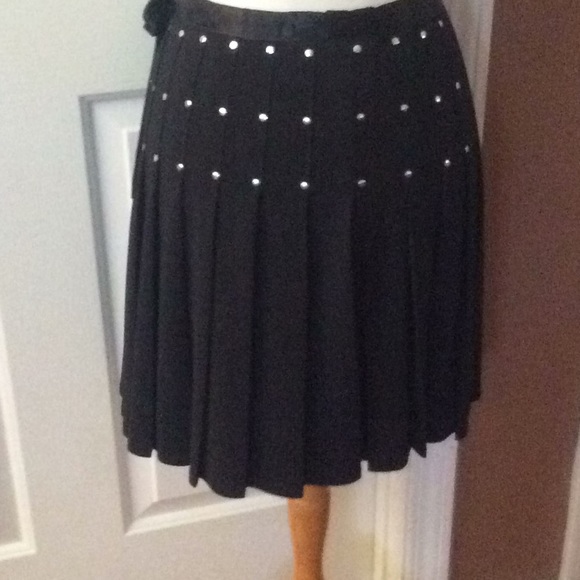 Q,U,E Black Pleated Wrap Skirt - Picture 5 of 6